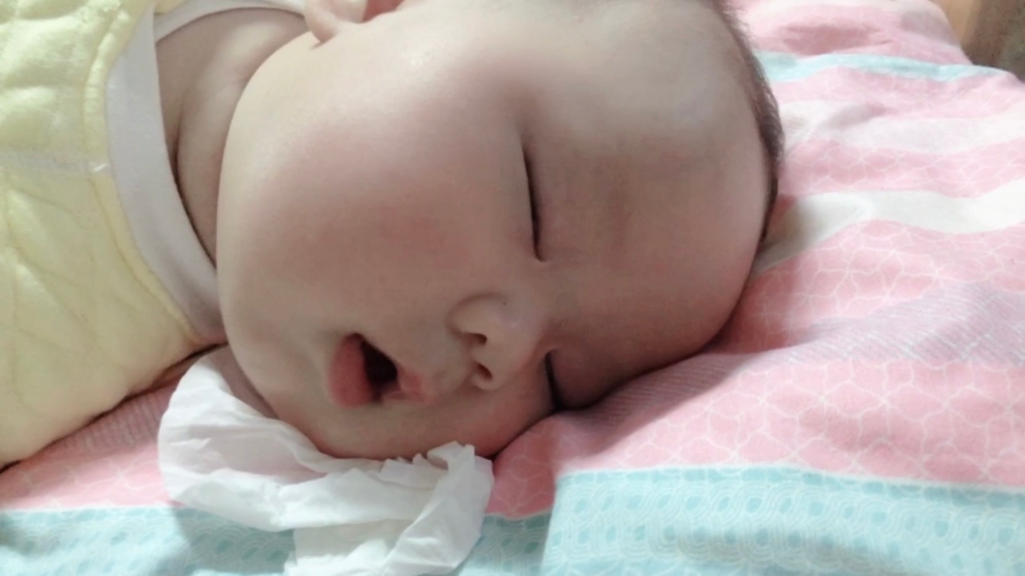 宝贝喝奶喝一半张着嘴巴睡着了,妈妈:嘴里还有一口没吞呢